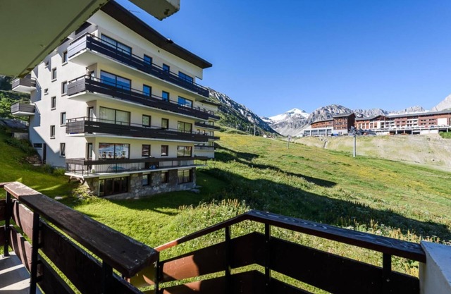10m from ski slopes, Ground floor, view ski slopes, balcony, tv, ski locker, 45m², Tignes