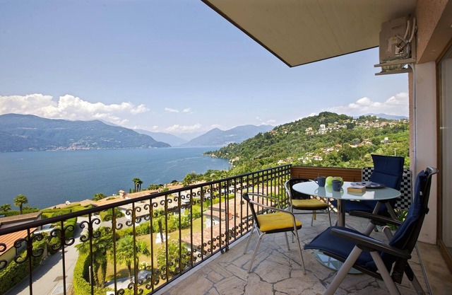 1½ room apartment with balcony and breathtaking lake view in a residence with pool
