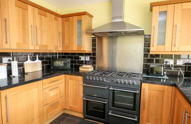 11 BRO CELYN, pet friendly, country holiday cottage in Llangefni
