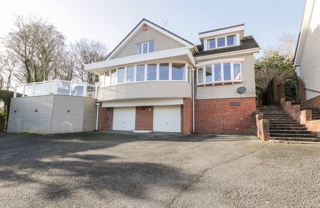 11 GLYN GARTH MEWS, pet friendly, with a garden in Llandegfan