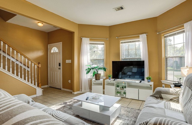 11 Mi to Dtwn Houston: Pet-Friendly Home w/Yard!
