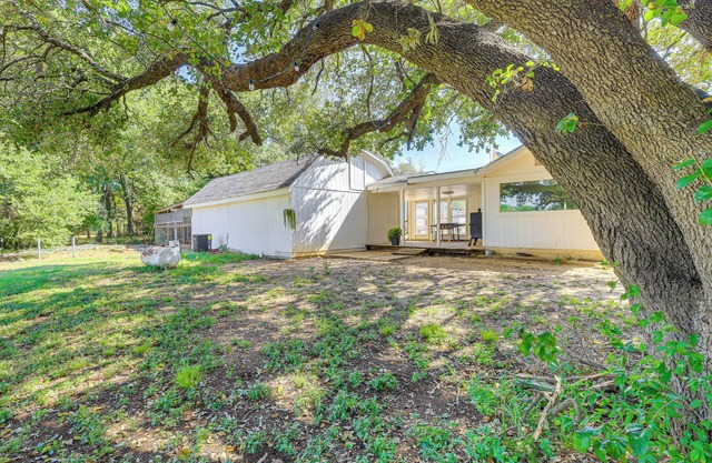 11 Mi to Dtwn Waco: Pet-Friendly Home w/Deck