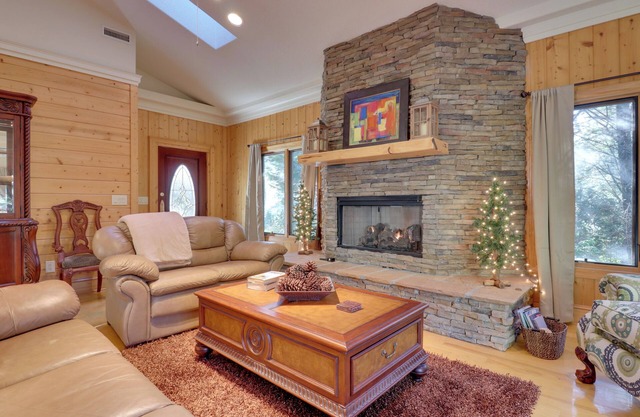11 Mi to Ski Sapphire: 'Heaven South' Apt w/Porch