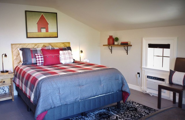 #11 Rustic Room in Historic Inn, Red Roost