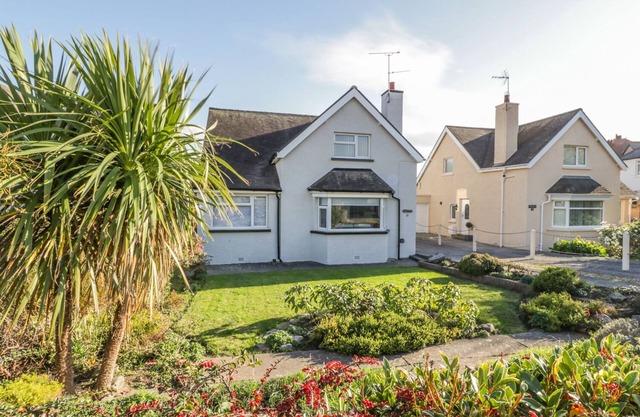 11 SEABREEZE, pet friendly, with a garden in Llandudno