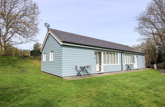 11 THE DELL, pet friendly, character holiday cottage in Mundesley