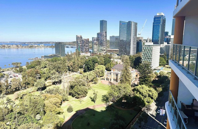 114 Incredible CBD SwanRiver Suite +PRKG