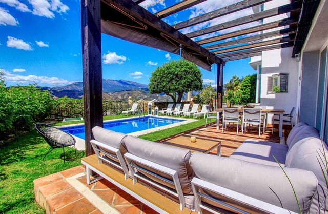 1140 Panorama Villa pool, Sea, Lake, Mountain view