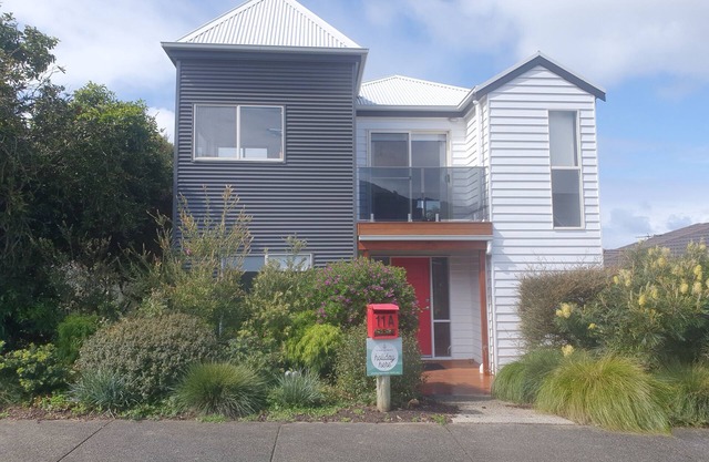 11A Seaview. nOcean and Otway Ranges views. Close to beach. Pet friendly.