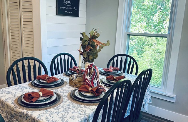 11am checkout! Charming modern vintage cottage 4 mins to the ARK! Coffee Bar!