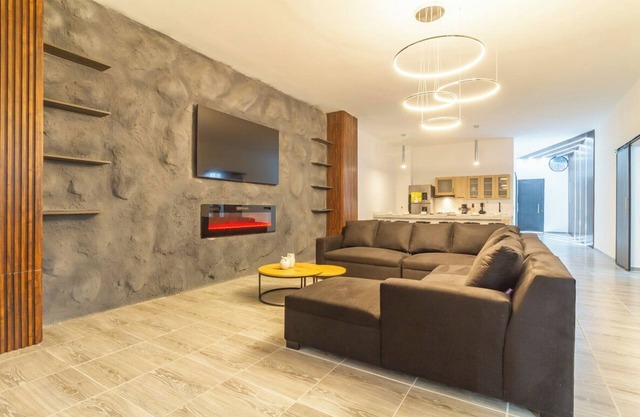 12-bedroom apartment with AC in Next to Park LLeras! Two Jacuzzis on per level!