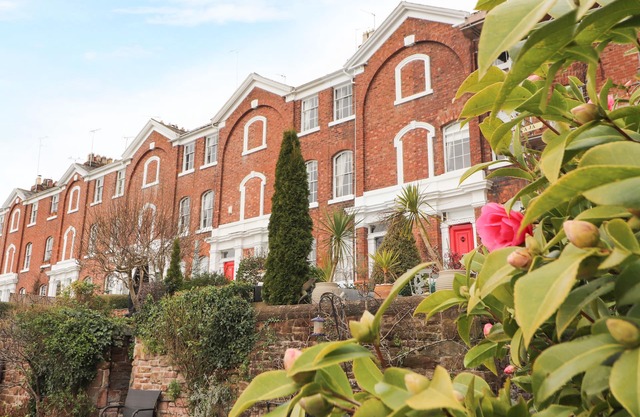 12 DEVA TERRACE, family friendly, with open fire in Chester