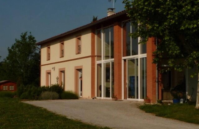 12 km from Toulouse but in the countryside, quiet, view, swimming pool, air-conditioning, plancha.