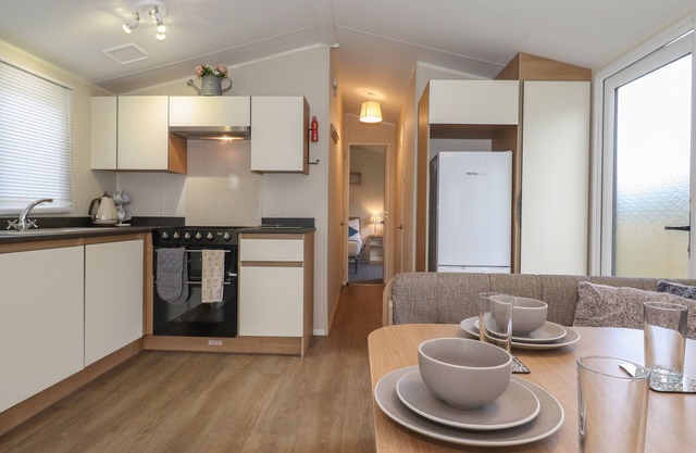 12 MEADOW VIEW, pet friendly, with a garden in Kirkby Lonsdale