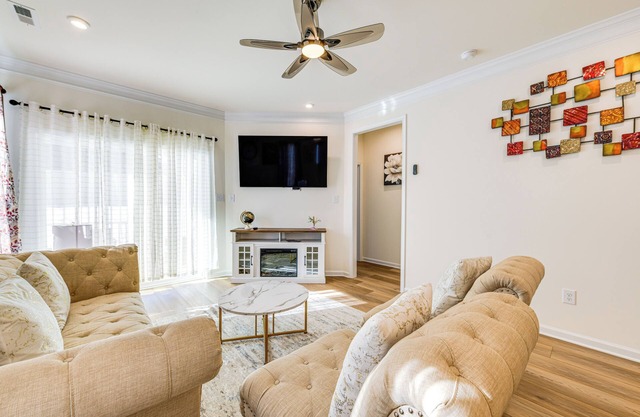 12 Mi to Dtwn Richmond: Spacious Home w/Deck!