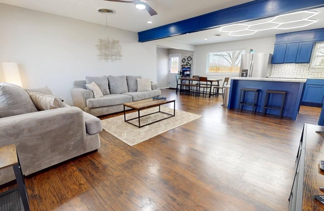 12 Minutes from Crossbar and Turner Falls, Sleeps up to 10, Fast Wi-Fi