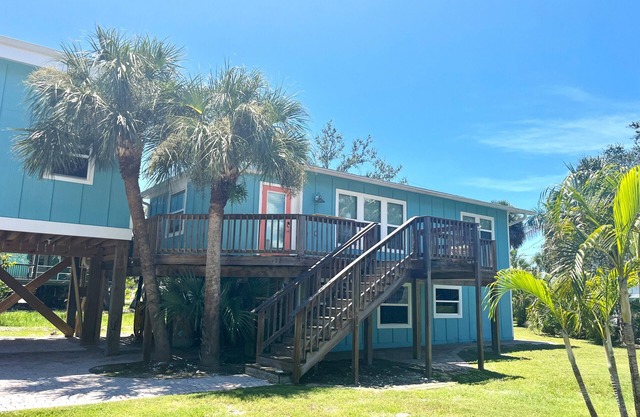120 - 122 Falkirk Island Cottage - Quaint apartment by the Beach!