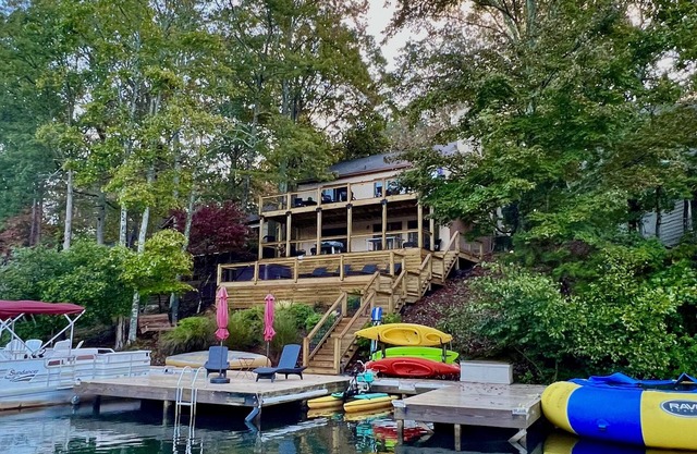 120 FT LAKEFRONT, 3 new DECK levels, HOT TUB, TRAMPOLINE, H2O TOYS, RENT PONTOON