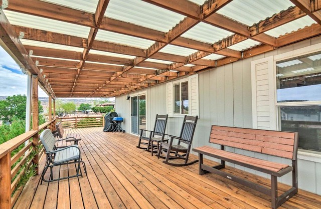 13 Mi to Lake Powell Mtn-View Home with Deck and BBQ
