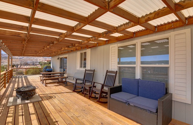 13 Mi to Lake Powell: Mtn-View Home w/Deck & BBQ