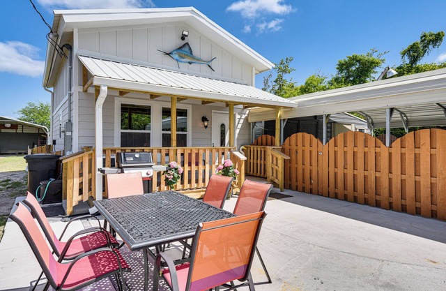 13 Mi to St Andrews State Park: Cabin w/Patio!