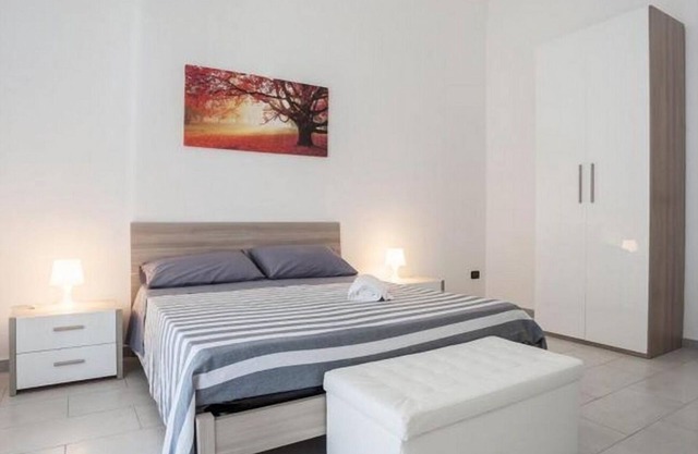 13 NEW! 1bedroom & balcony P.zza Garibaldi! WiFi
