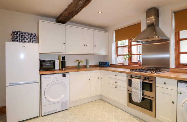 13 THE ISLAND, pet friendly, character holiday cottage in Tean