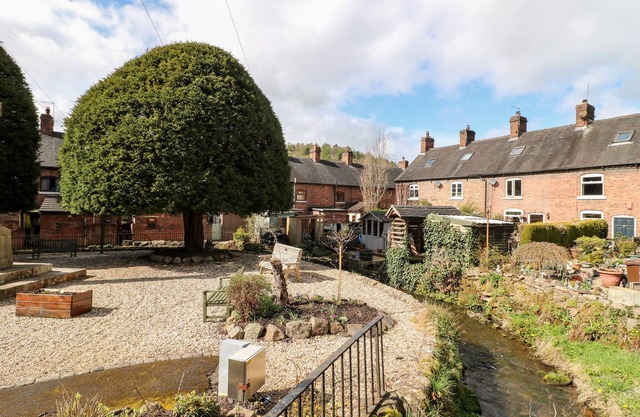 13 THE SQUARE, pet friendly, with open fire in Oakamoor