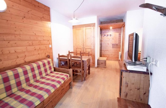 130m from ski slopes, 5th floor, balcony, parking, tv, ski locker, 28m², La Norma