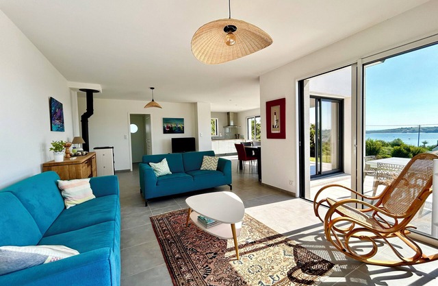 130m2 contemporary house, sleeps 9, sea view