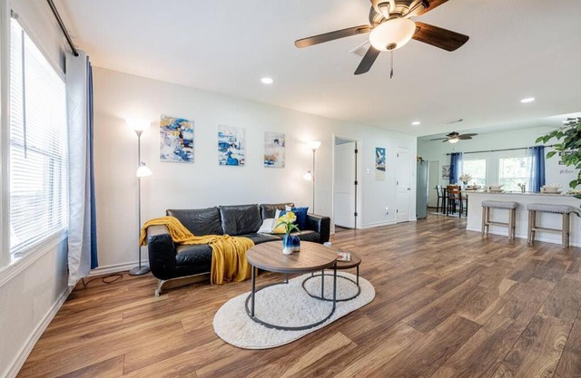 13335 NEW cozy 4BR Emporia Escape