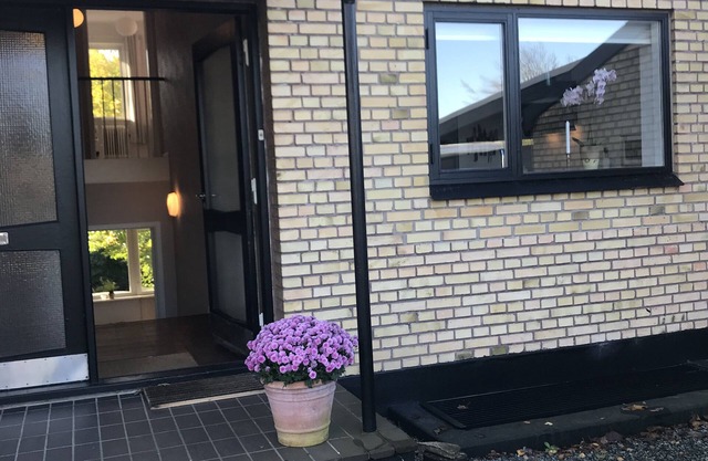135 m2 lovely renovated city holiday home in Nykøbing Mors. Free Wi-fi.