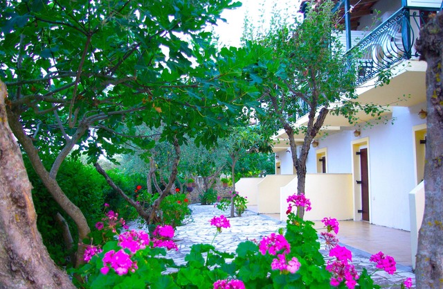 14 Aparts 150m. from the Sea & 6000 sq.m2 Garden–(36 to 42 pers, whole building)