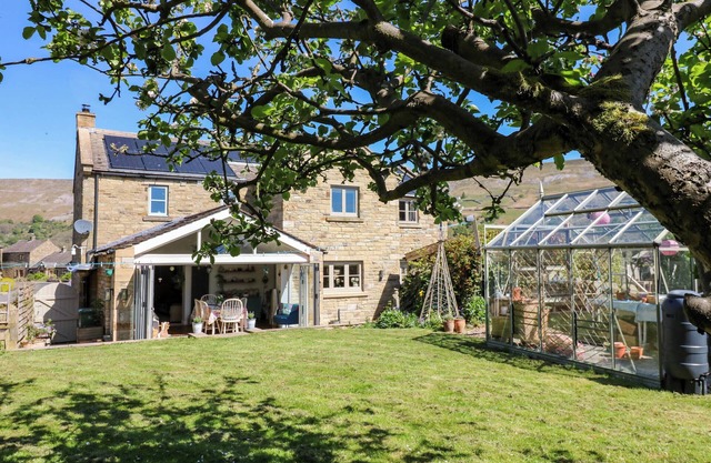 14 HILL CLOSE, pet friendly, with open fire in Reeth