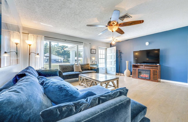 14 Mi to Legoland: Haines City Retreat w/Yard!