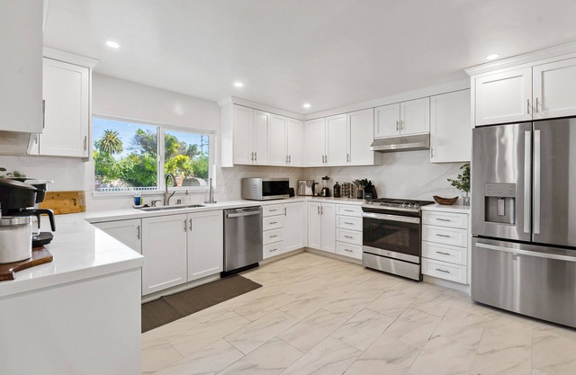 14 ppl Estate w/Pool. Near Universal Studios!