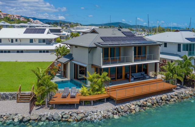14 The Cove - Waterfront Whitsunday Home