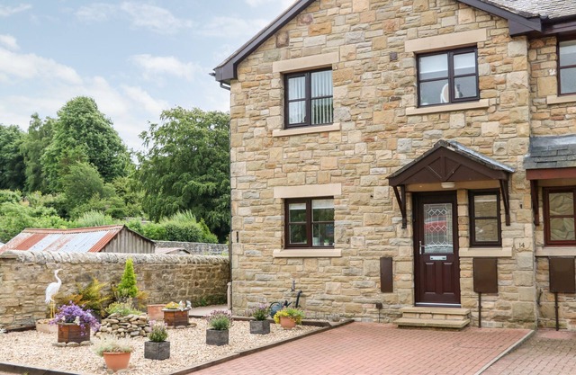 14 THE MALTINGS, pet friendly, with a garden in Rothbury