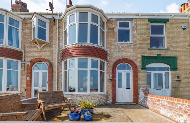 14 THE PROMENADE, romantic, character holiday cottage in Withernsea