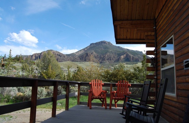 1400 sqft Cabin 30 Miles from Yellowstone NOW WITH INTERNET!