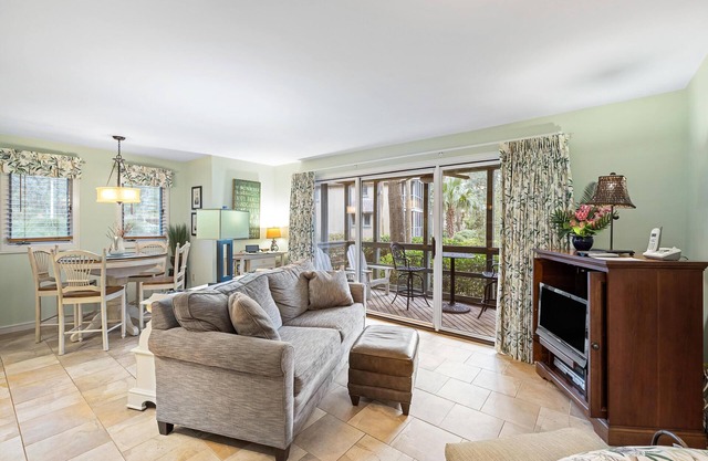 1409 West Beach: 1BR Getaway, Near Beach, Credit for Bikes/Beach Gear