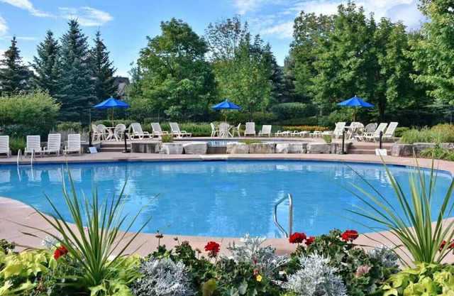 142 Snowbridge: Pool and Free Shuttle