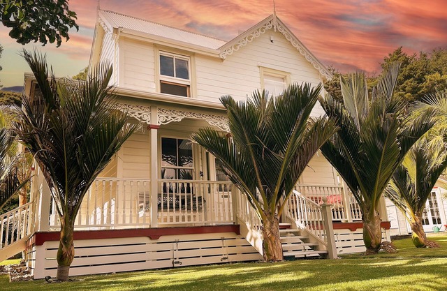 145 yr old, 5 bedroom Lodge Oozing Character with Beach Back and Front