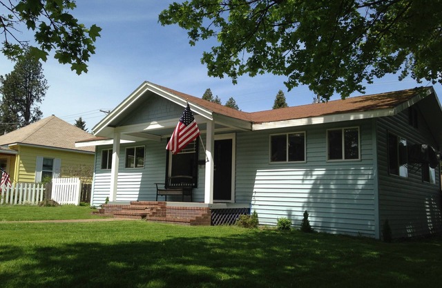 149 Fall Special ~ Downtown Cd’A Bungalow ~ Comfortable ~ Convenient