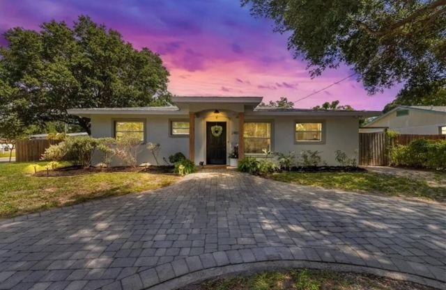 15-20 min. drive to beach, cheerful home w/free parking in A+ area