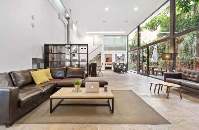 15 guests Private garden Duplex next to LasRamblas