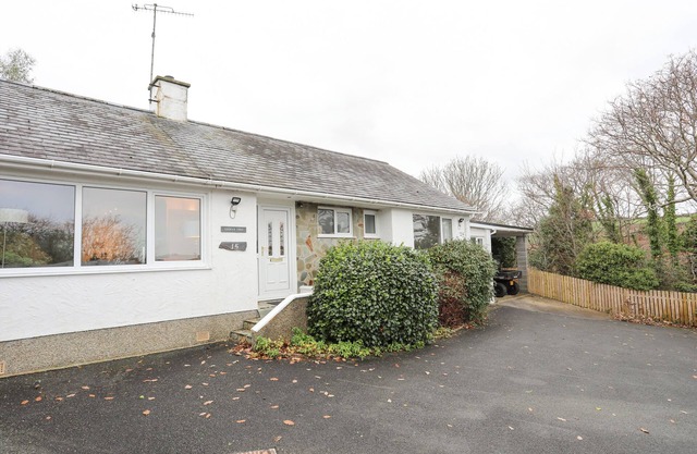 15 MAES AWEL, pet friendly, character holiday cottage in Abersoch