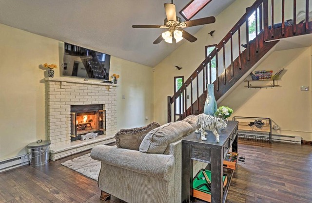 15 Mi to Camelback Ski Resort Home with Deck!