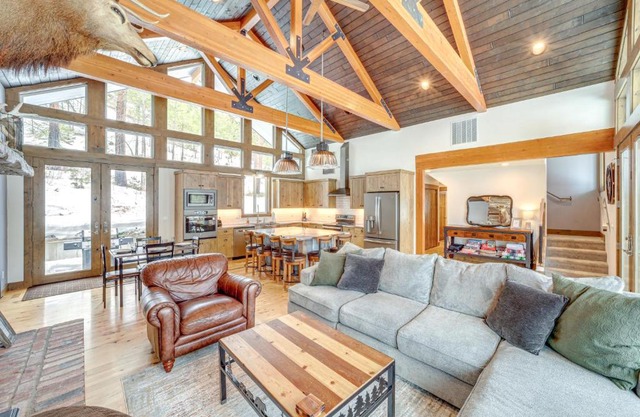 15 Mi to Lake Chelan Mountain Chalet with Fire Pit!