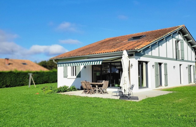 15 min from the ocean, large house ideal for families.
